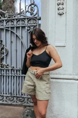 Top negro de tirantes finos con escote en V y ajuste en la parte inferior.