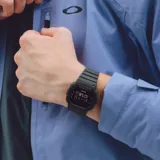 Reloj digital Casio G-Shock modelo DW5610UU-8DR, con caja y correa de resina color gris y esfera de 44mm.