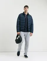 Pantalón jogging de corte recto, confeccionado en tejido circular con cintura elástica y cordón ajustable al tono. Presenta bolsillos laterales tipo parche.