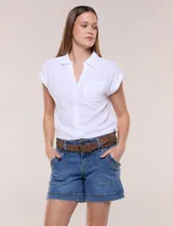 Short de denim azul con bolsillos frontales aplicados, pretina con pasadores, cierre y botón. Incluye un cinturón trenzado de cuero marrón.