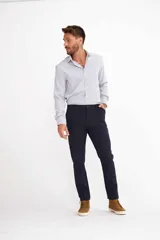 Pantalon de gabardina color beige, de corte recto y estilo chino, con bolsillos laterales y traseros.