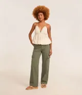 Pantalón de sarga color blanco roto, de corte recto y tiro alto, con bolsillos cargo laterales con solapa.