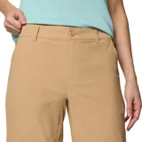 Pantalón de trekking convertible para mujer, color beige, con diseño desmontable que permite transformarlo en shorts. Cuenta con rodillas articuladas, múltiples bolsillos funcionales, presillas para cinturón y dobladillo ajustable.