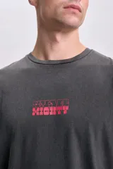 Remera negra de manga corta con estampa de Baby Yoda y texto en rojo.