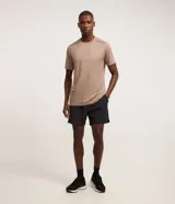 Remera deportiva de manga corta con cuello redondo, confeccionada en tejido técnico con tecnología Dry para mayor transpirabilidad y evaporación del sudor. Presenta un diseño básico con detalles reflectantes.