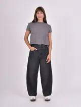 Remera marrón oscuro con corte crop y mangas cortas.