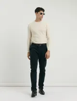 Sweater de punto con textura acanalada, cuello redondo y mangas largas, de calce ajustado.