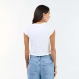 Camiseta cropped blanca de manga corta y cuello redondo, con estampado frontal de Mickey Mouse en tonos azules y negros con la leyenda "Since 1928".