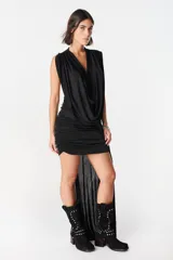 Vestido corto de diseño asimétrico en color verde oliva, con escote profundo en V, drapeado frontal y una caída lateral larga que llega hasta el suelo. Sin mangas y con ajuste entallado en la falda.