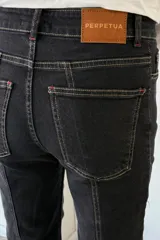 Jean oxford de tiro medio en color negro, con costuras a la vista y corte acampanado en la parte inferior.