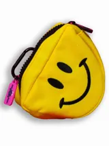 Monedero triangular de color amarillo con diseño de carita feliz bordada en negro. Incluye un mosquetón negro y un tirador de cierre de silicona en color fucsia.
