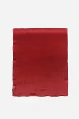 Pashmina roja con acabado satinado, de textura ligera y suave, ideal para eventos y fiestas.