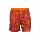 Short de baño color rojo con estampado floral y de hojas en tonos naranjas y amarillos, cintura elástica en color naranja y salpicaduras blancas estilo pintura en la parte inferior.