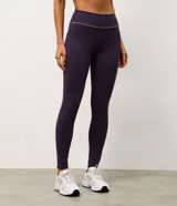 Legging deportiva de tiro alto confeccionada en microfibra, con ajuste al cuerpo y detalle de franja contrastante en la cintura. Incluye bolsillo funcional lateral.