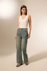 Pantalón de jean azul con textura, corte recto y calce medio.