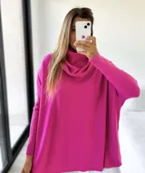 Polerón de punto fucsia con diseño mega oversize, cuello caído tipo polera y mangas largas con puños acanalados.