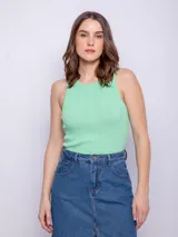 Top de tejido de punto sin mangas, color verde menta, con cuello a la base y textura acanalada.