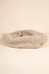 Cuello tejido color beige, confeccionado parcialmente con lana.