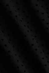 Vestido corto negro con breteles finos, escote drapeado y frunces en un lateral de la cintura. Presenta un patrón de lunares pequeños en relieve.