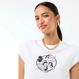 Camiseta blanca de corte cropped con mangas cortas y estampa frontal circular en color negro de Minnie Mouse con la inscripción 'Since 1928'.