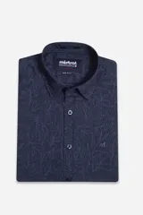 Camisa de hombre Mistral con look lino, de manga corta y corte slim. Presenta un estampado lineal de flores en color azul sobre fondo blanco, cartera abotonada y logo bordado en el pecho.