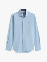 Camisa celeste de manga larga Tommy Hilfiger, confeccionada en algodón regenerativo, algodón BCI y elastano. Presenta cuello con contraste a color, cierre con botones y logo de la marca bordado en el pecho.