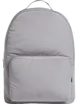 Mochila Calvin Klein color gris, confeccionada en poliéster reciclado. Cuenta con asa superior, correas de hombros acolchadas, compartimento principal con cremallera, bolsillo exterior en la parte delantera, funda para portátil y parte trasera de malla acolchada.