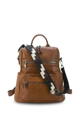 Mochila de símil cuero color suela, con apertura superior, tres bolsillos frontales con cierres metálicos y bolsillos laterales. Incluye correas ajustables para la espalda y una correa larga de galón para usar como bandolera.