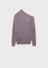 Jersey de punto asimétrico color malva, con diseño de hombro descubierto, manga larga y terminaciones en canalé.