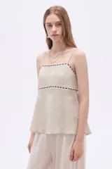 Musculosa de viscosa color natural, con breteles finos y escote recto. Presenta detalles de costura bordada en contraste a lo largo del escote y la línea del pecho, con un diseño holgado y acampanado.