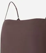 Vestido corto de Blue Steel confeccionado en viscosa, con diseño suelto, escote cuadrado y breteles finos que se ajustan con lazo en la espalda.