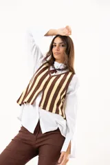 Chaleco tejido a rayas verticales color chocolate y amarillo, con escote en V y cierre con ganchitos.