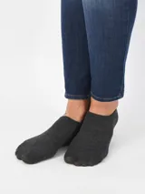 Pack de tres pares de soquetes invisibles de colores surtidos.