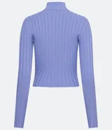 Polera color camel de punto acanalado, con cuello alto y mangas largas.