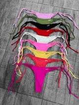 Bombacha de bikini colaless con tiras para atar a los costados y detalle de puntilla en la parte superior.