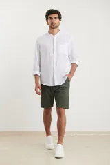 Bermuda verde militar de lino.