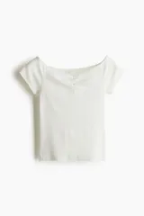 Top de algodón con textura acanalada, de color blanco, manga corta, escote bote amplio con fruncido central en el busto y corte entallado.