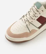 Championes urbanos Satinato, color beige con detalles en marrón, bordó, rosado y verde. Cuentan con capellada de poliuretano con recortes, cierre de cordones y suela plana estructurada.