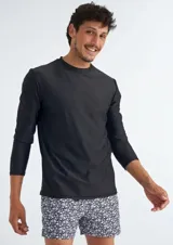Remera de protección UV color negro, de manga larga y cuello redondo.