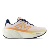 Championes de running New Balance Fresh Foam More V5 para mujer, color rosa claro con detalles en naranja y azul marino.