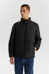 Campera puffer negra con cierre frontal y cuello alto.