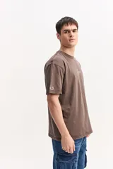 Remera oversize de algodón color celeste, con cuello redondo, manga corta y estampa sutil en el frente.