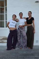 Jean de corte ancho y tiro alto, con efecto acid wash en tonos rosado y negro.