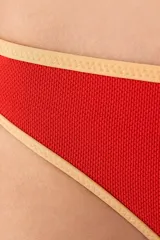 Calzón de bikini rojo con ribete dorado, de cobertura media y tiro alto.