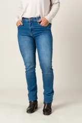 Pantalón de jean azul claro, corte recto y cuatro bolsillos.