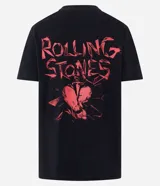 Remera de algodón color negro, con cuello redondo, manga corta y estampa frontal geométrica en color rojo inspirada en el logo de The Rolling Stones.