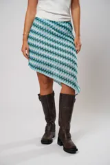 Minifalda con estampado geométrico en tonos celeste, blanco y verde.