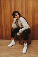 Botas de cuero color crema con cierre lateral y elástico en los laterales. Suela track color caramelo.