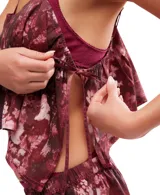 Conjunto de pijama floral con top corto de tirantes finos y short con cintura elástica.