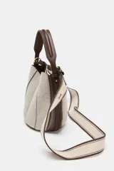 Bolso tipo saca con diseño estructurado, confeccionado en una combinación de tejido de lana en tono beige y laterales de cuero sintético marrón. Presenta costuras decorativas verticales, asa de mano superior y una correa bandolera extraíble con detalle de franjas. Cuenta con cierre mediante botón imantado.